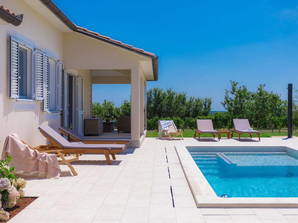 Bazén v ubytování Holiday Home Eugen by Interhome nebo v jeho okolí