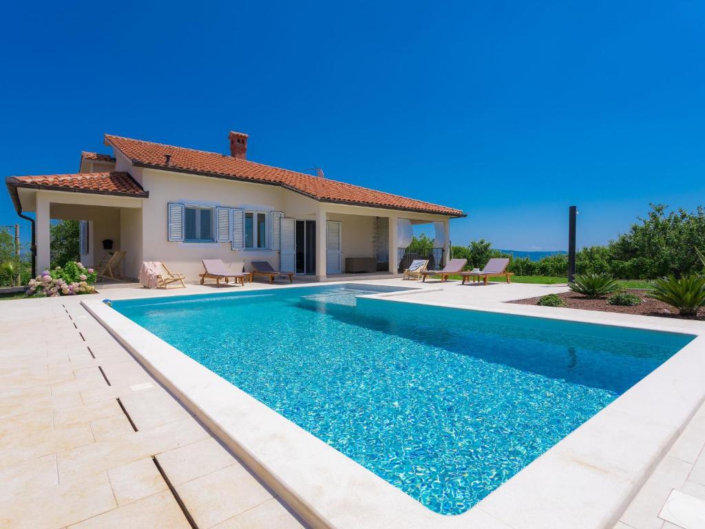 Bazén v ubytování Holiday Home Eugen by Interhome nebo v jeho okolí