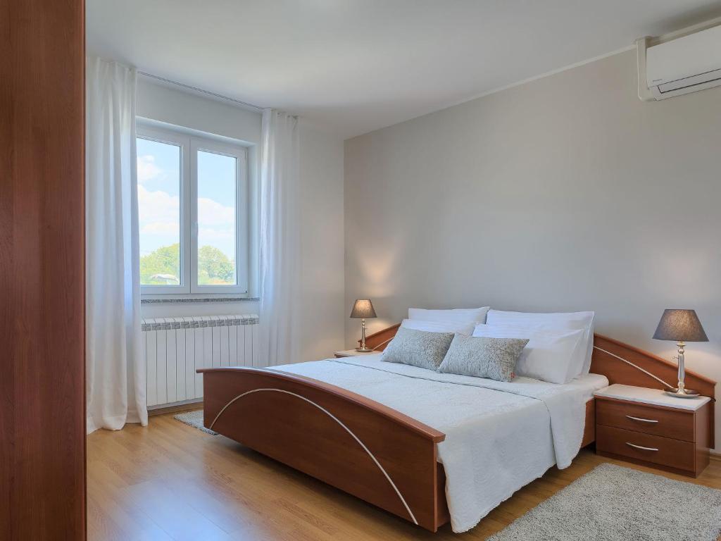 Postel nebo postele na pokoji v ubytování Holiday Home Eugen by Interhome