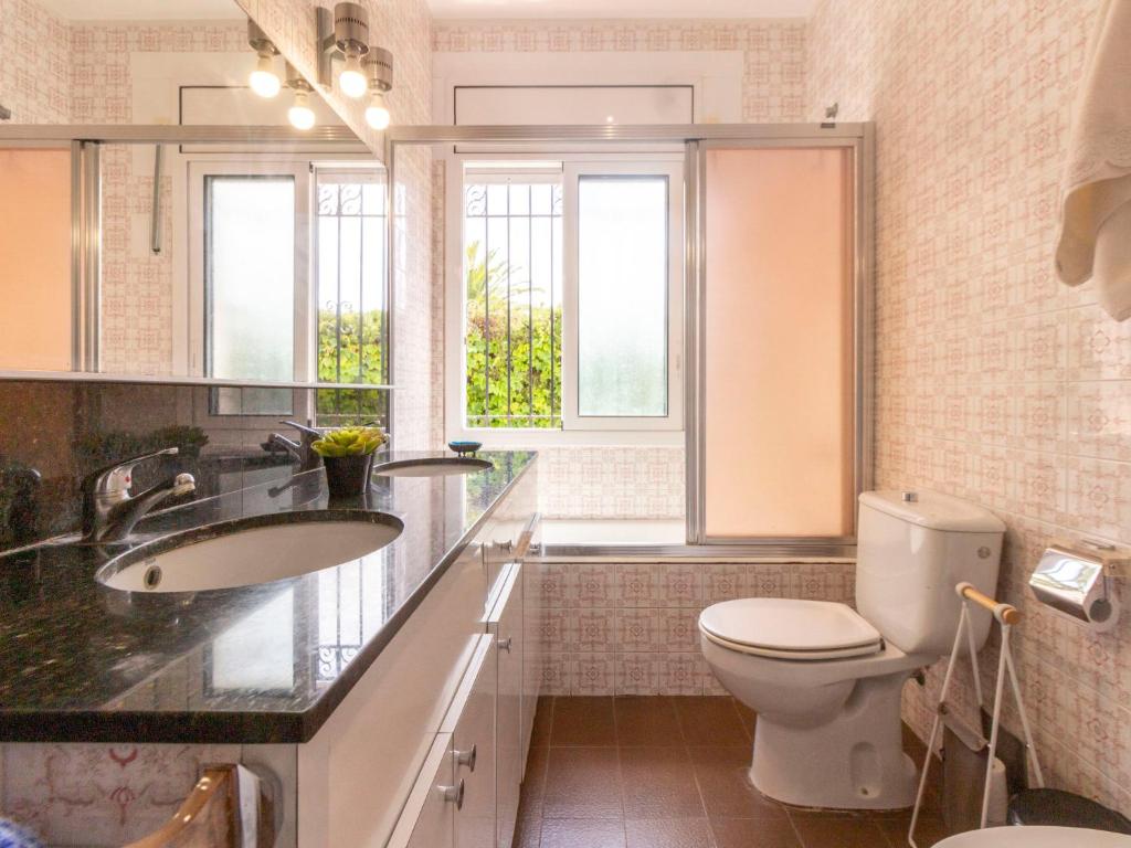 A bathroom at Holiday Home Villa Esplai by Interhome