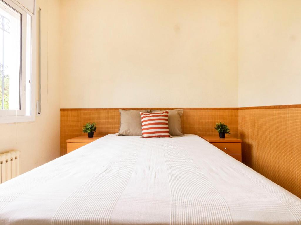 A bed or beds in a room at Holiday Home Villa Esplai by Interhome