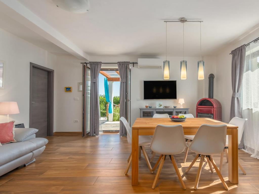 Telewizja i/lub zestaw kina domowego w obiekcie Holiday Home Villa Joy by Interhome
