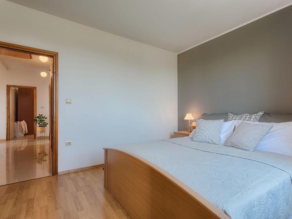 Postel nebo postele na pokoji v ubytování Holiday Home Eugen by Interhome