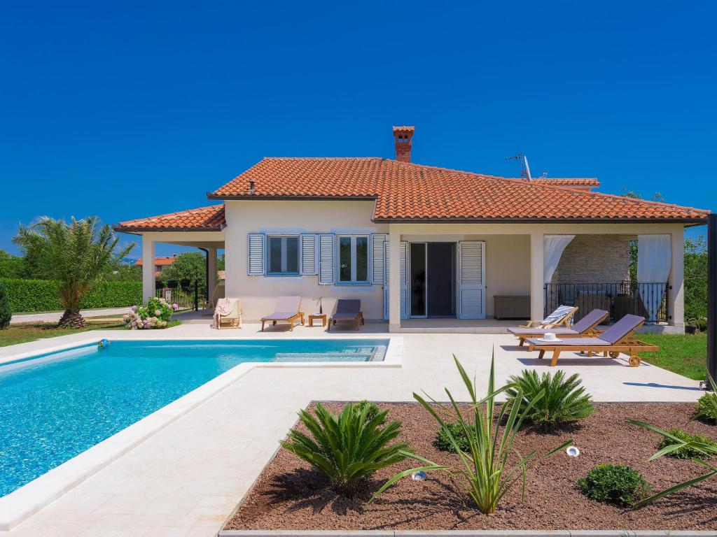 een villa met een zwembad en een huis bij Holiday Home Eugen by Interhome in Barban