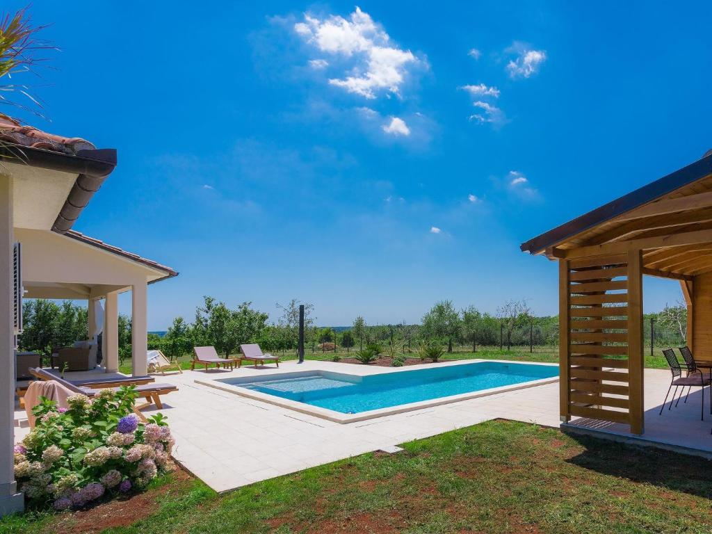 Bazén v ubytování Holiday Home Eugen by Interhome nebo v jeho okolí