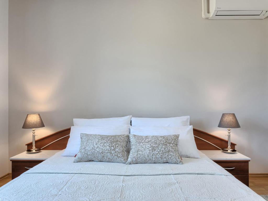 Postel nebo postele na pokoji v ubytování Holiday Home Eugen by Interhome