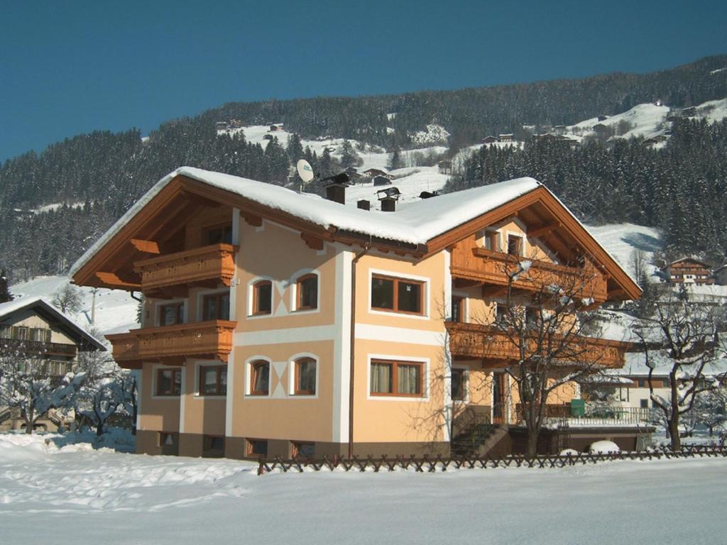 ein Gebäude mit Schnee drauf in der Unterkunft Edelweiss in Ramsau im Zillertal