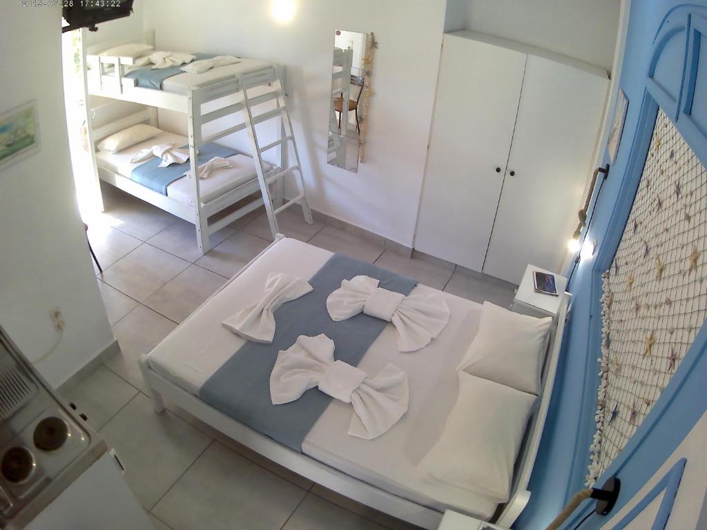 Postel nebo postele na pokoji v ubytování Apanemia Rooms