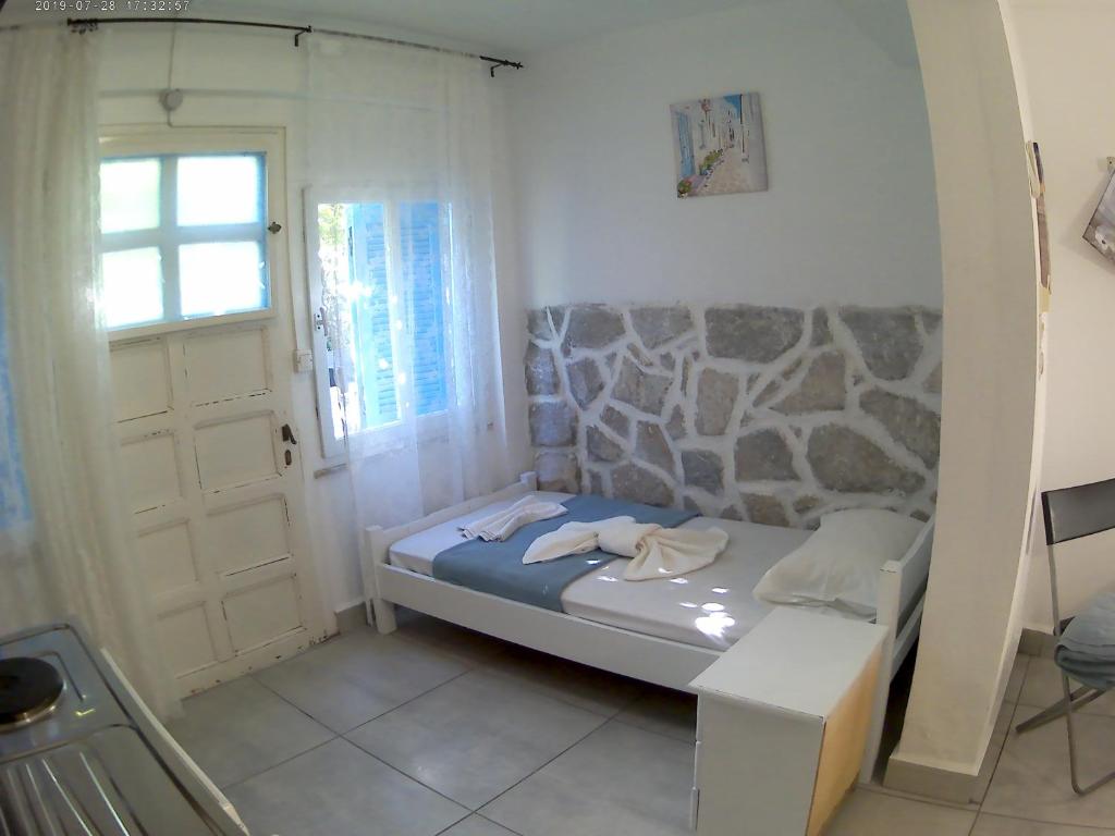 Postel nebo postele na pokoji v ubytování Apanemia Rooms