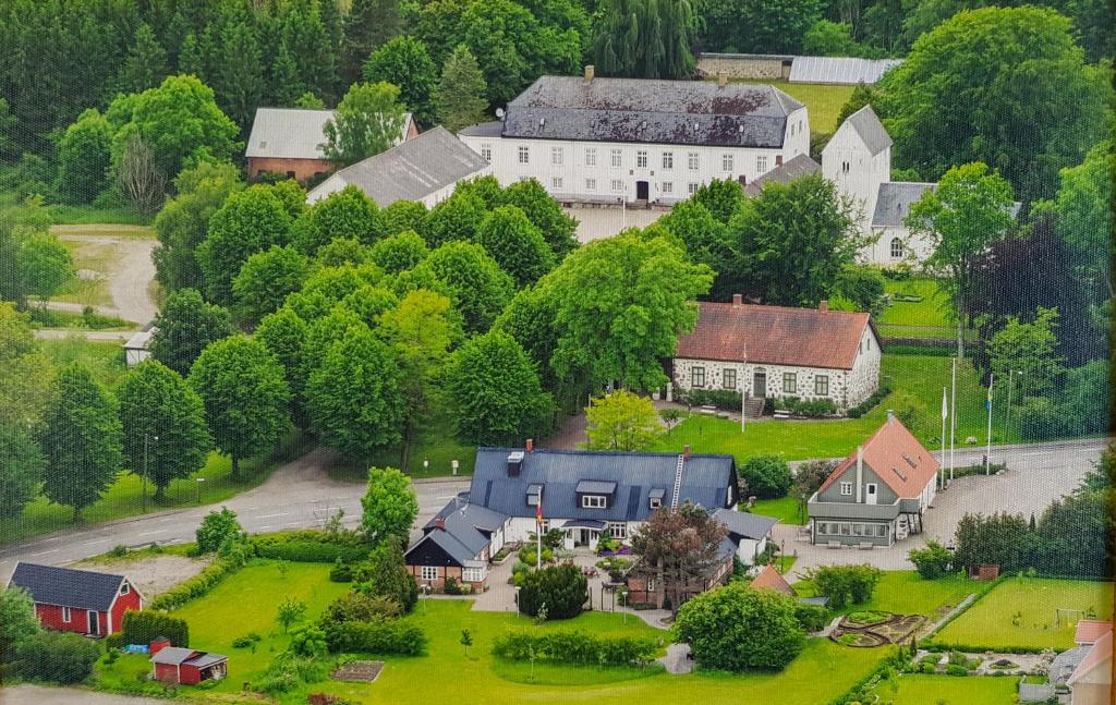 una vista aérea de una casa con patio en Stora Herrestad B&B, en Ystad