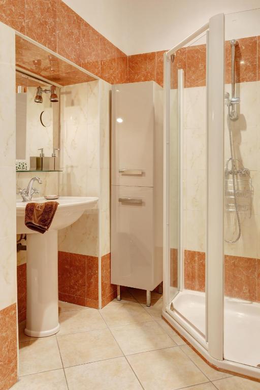 a bathroom with a shower and a sink at FONTAINE - CHARMING PROVENCAL, Clim, 6 GUEST, OLD TOWN NICE in Nice