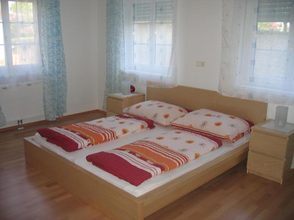 sypialnia z 2 łóżkami z poduszkami w obiekcie Haubis Ferienwohnungen w mieście Podersdorf am See