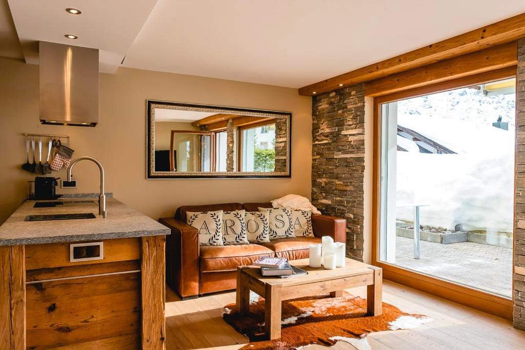 a living room with a couch and a table at Casa Jacuzzi in Arosa