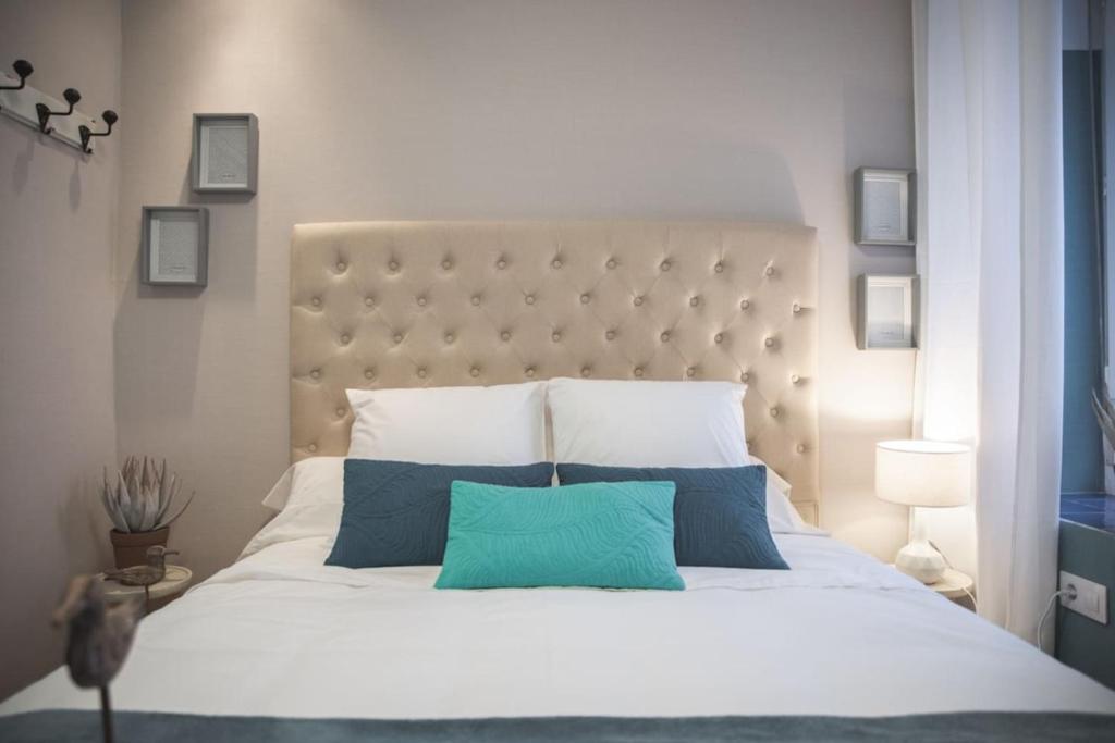 A bed or beds in a room at River Side Olabeaga by homebilbao