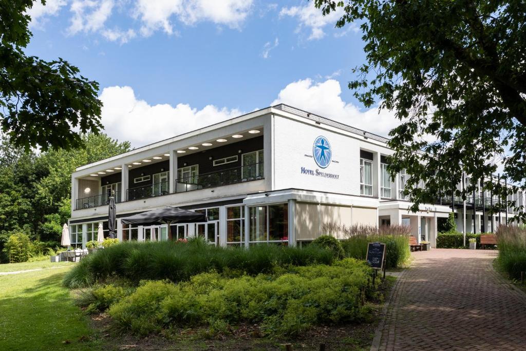 een gebouw met een bord ervoor bij Hotel Spelderholt in Beekbergen