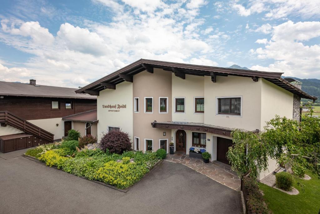 eine Außenansicht eines Hauses mit Auffahrt in der Unterkunft Landhaus Foidl in Sankt Johann in Tirol