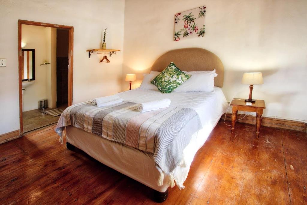 格拉夫里內特的住宿－Morendat House，一间卧室设有一张大床,铺有木地板