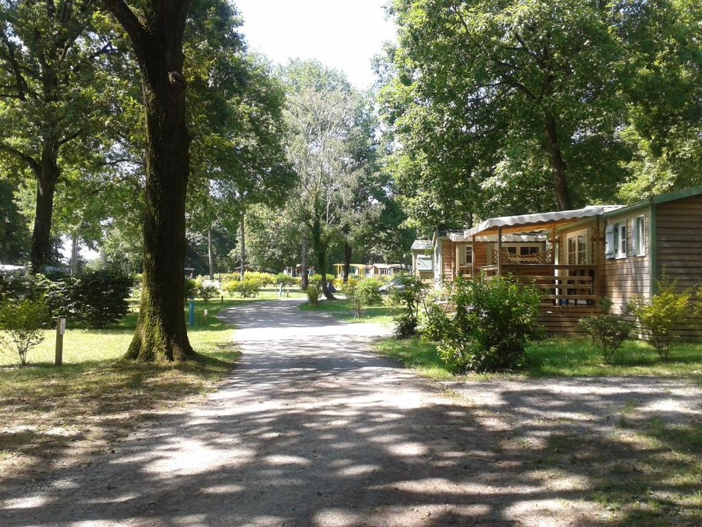 a road leading to a cabin in a park at Camping OAKi in Mesnard-la-Barotière