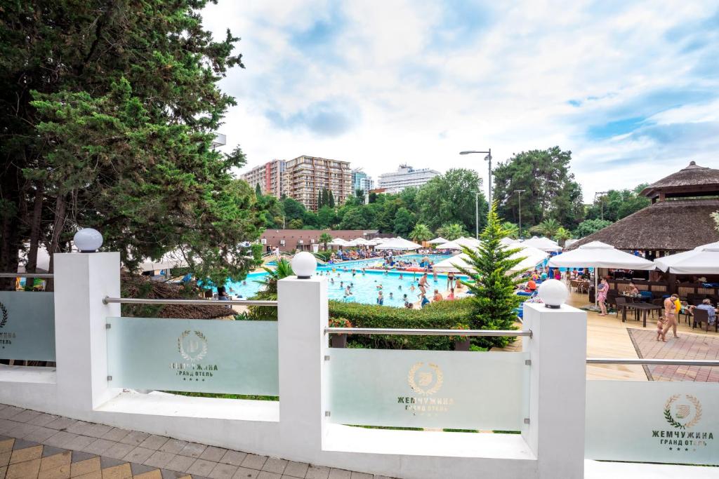Bazén v ubytování Zhemchuzhina Grand Hotel nebo v jeho okolí