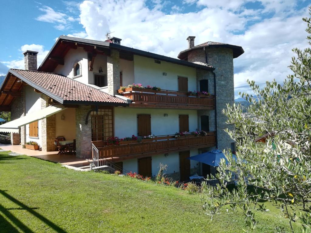 a house with a balcony on a hill at B&B Carmen in San Giovanni Bianco
