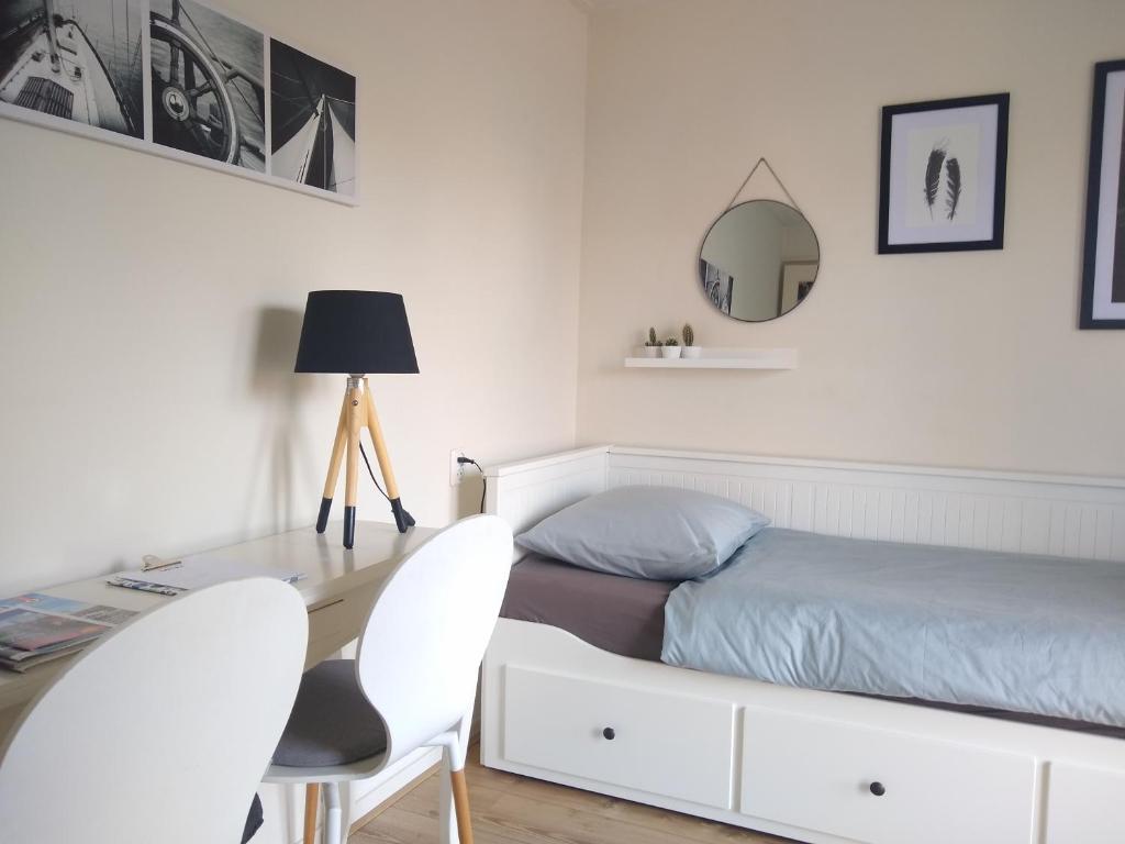 1 dormitorio con 1 cama, escritorio y sillas en AwayHome Zwolle en Zwolle