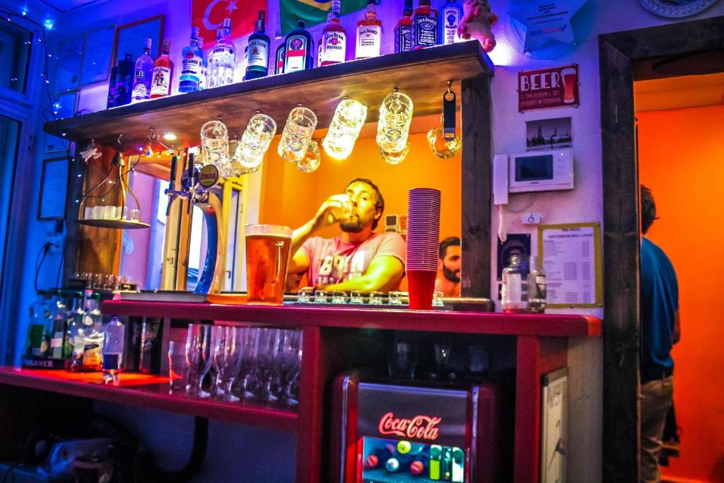 Lounge nebo bar v ubytování Naughty Squirrel Backpackers Hostel