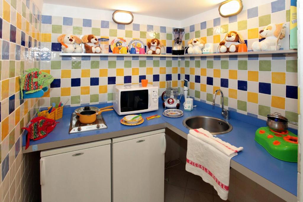 Kuchyň nebo kuchyňský kout v ubytování Piccolo Hotel