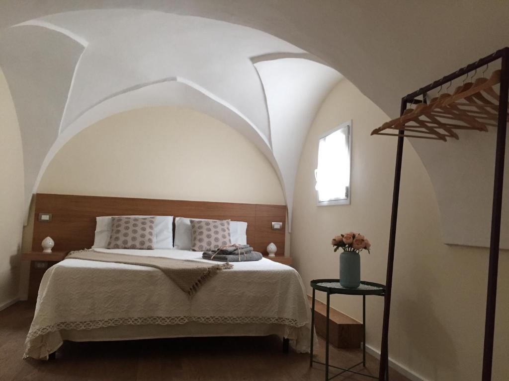 um quarto com uma cama e um tecto arqueado em VIA DANTE LUXURY em Matino