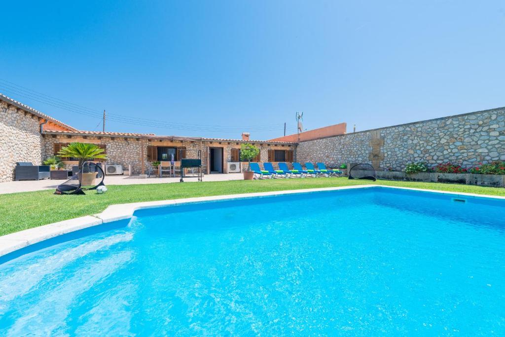 una gran piscina en el patio de una casa en Sestados, en Sa Pobla