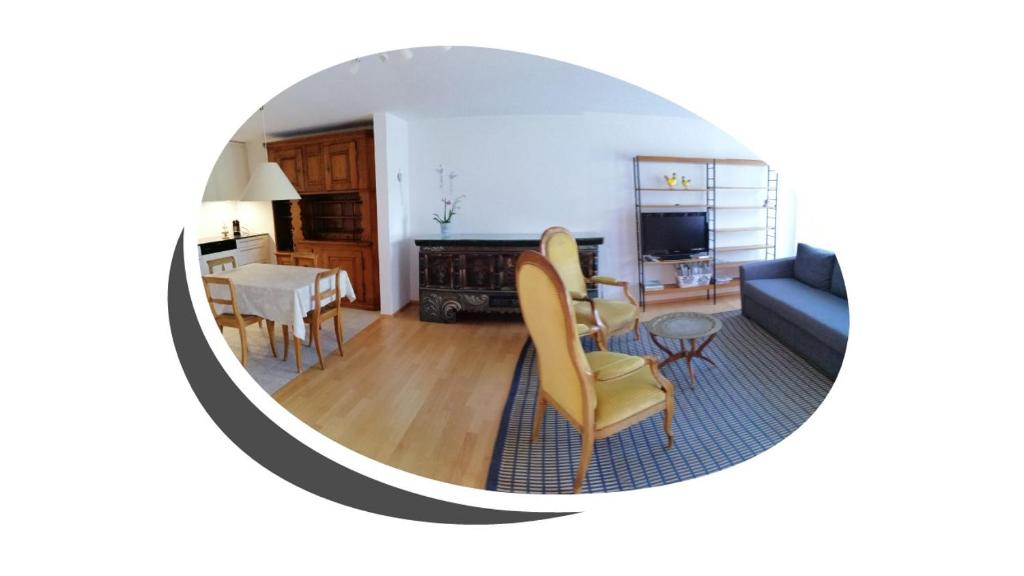 uma sala de estar com um sofá e uma mesa em a casa em Thalheim