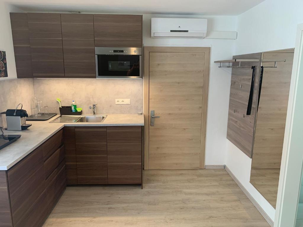 A kitchen or kitchenette at Ferienwohnungen zum Briefmarkenhaus