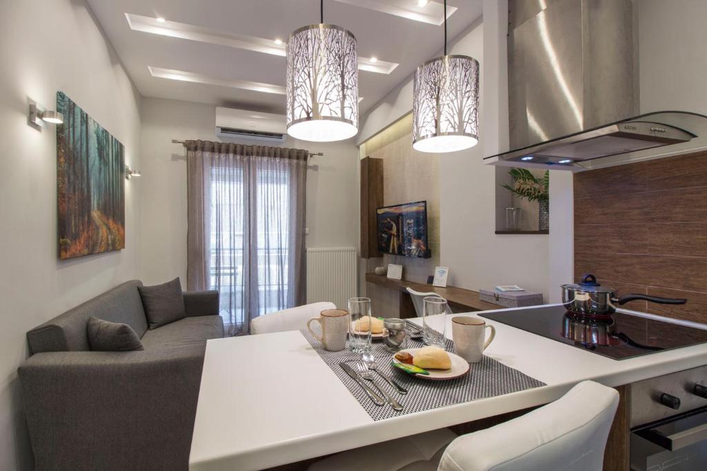 Kuchyň nebo kuchyňský kout v ubytování FLOW - White Tower Two Bedroom Suite