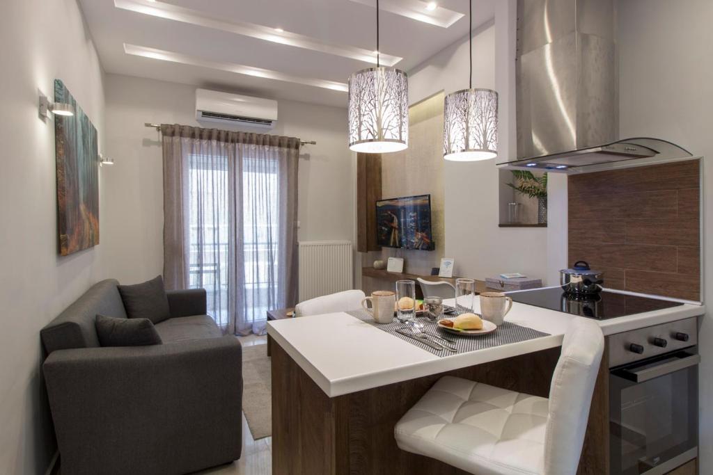 Kuchyň nebo kuchyňský kout v ubytování FLOW - White Tower Two Bedroom Suite