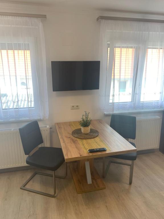 A television and/or entertainment centre at Ferienwohnungen zum Briefmarkenhaus