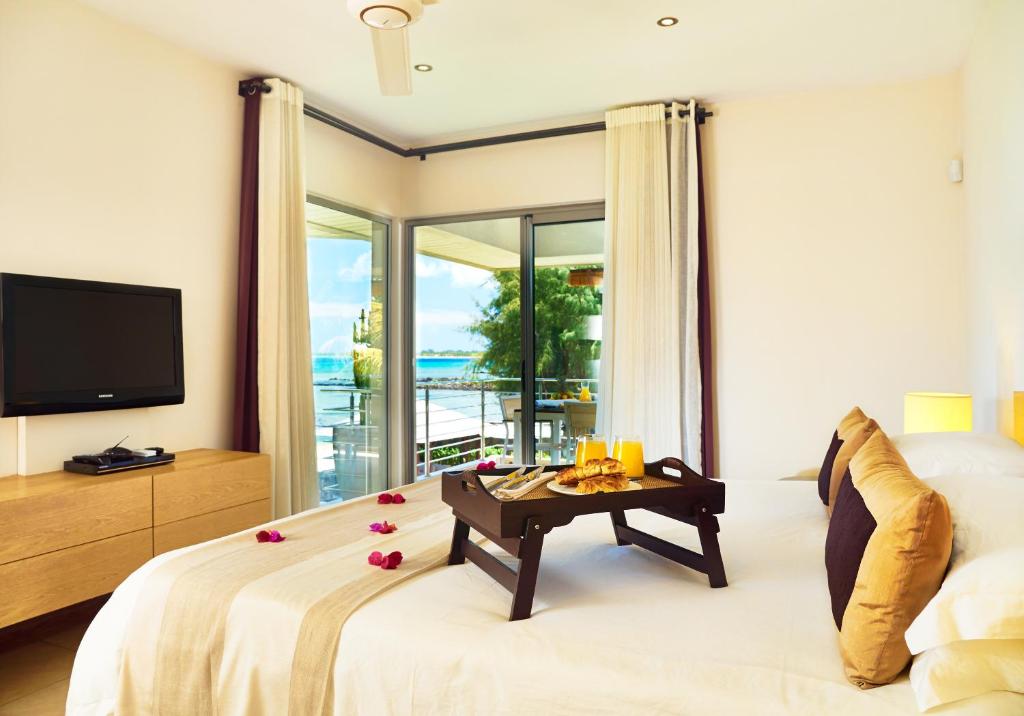 TV a/nebo společenská místnost v ubytování Bon Azur Beachfront Suites & Penthouses with LOV