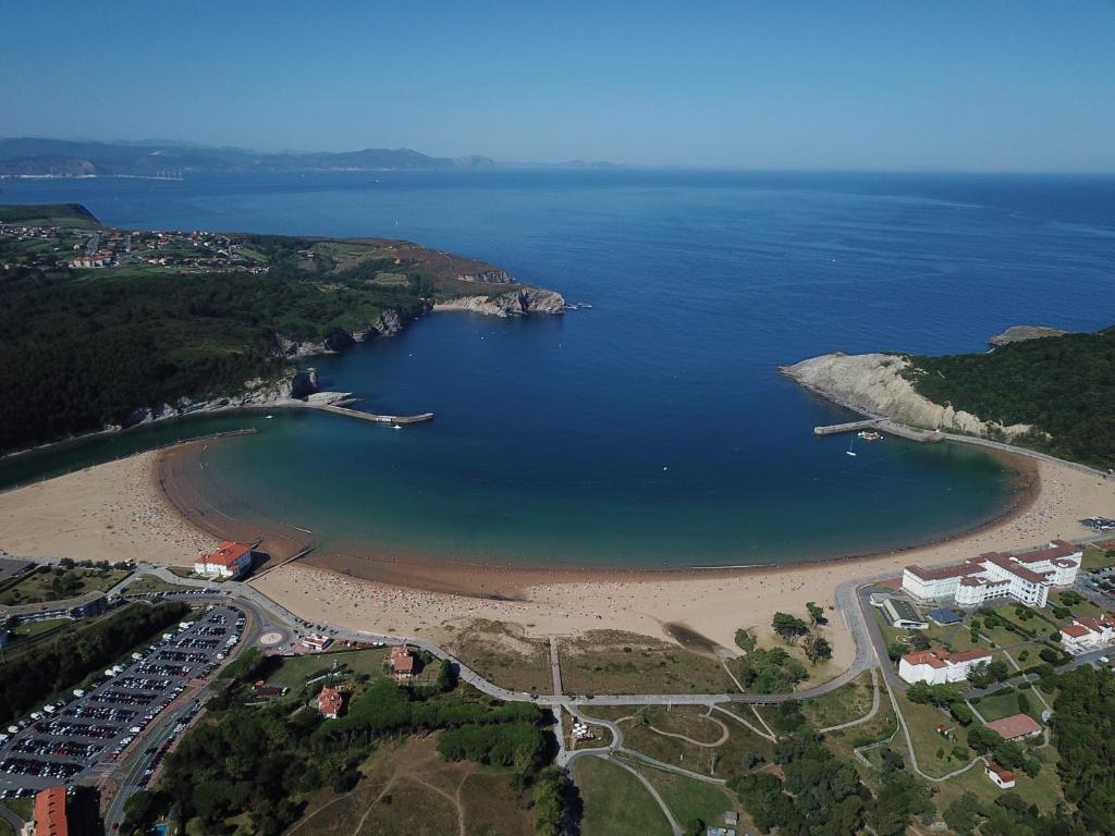 eine Luftansicht auf einen Strand und das Meer in der Unterkunft Precioso piso entre playa y monte in Górliz-Elexalde