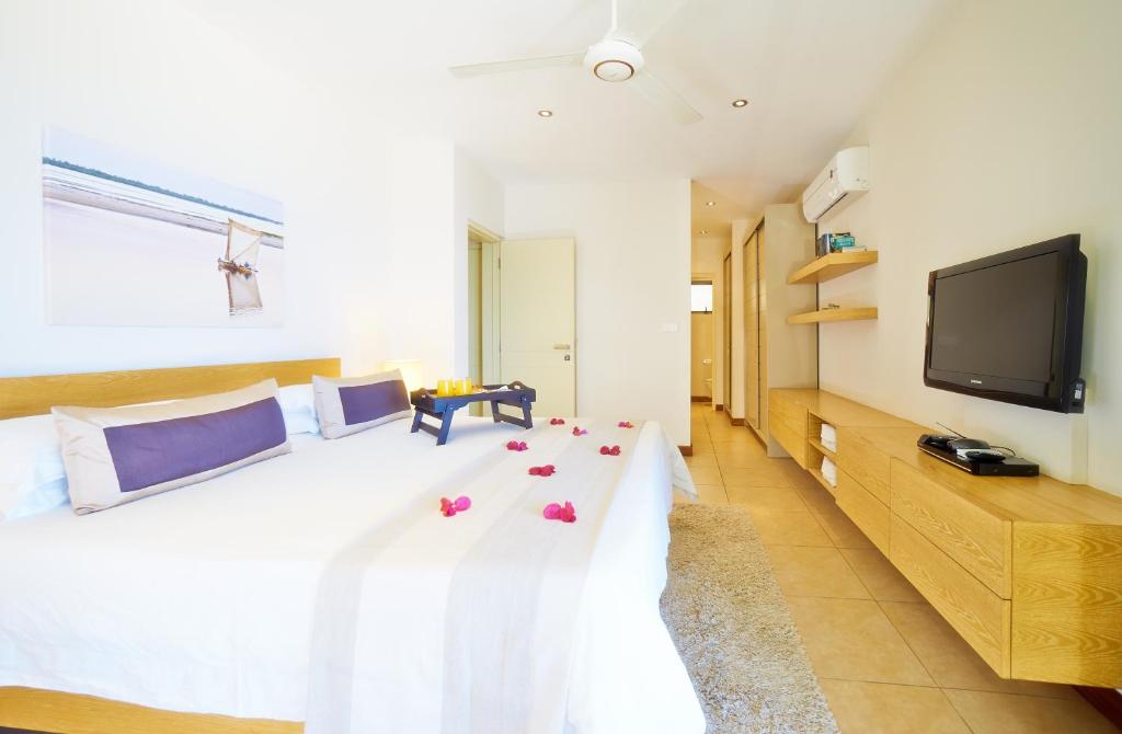 TV a/nebo společenská místnost v ubytování Bon Azur Beachfront Suites & Penthouses with LOV