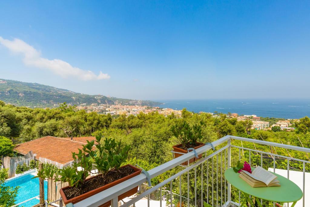 un balcon avec vue sur l'océan dans l'établissement Villa Sorrento Flats, à Sorrente