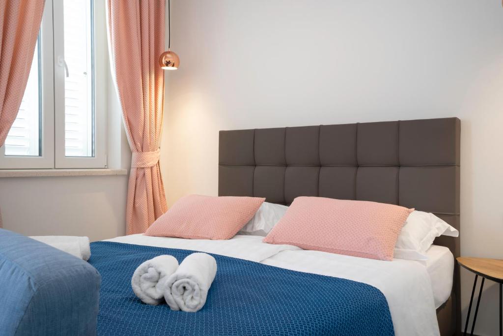 Postel nebo postele na pokoji v ubytování Pine Tree Boutique Apartments