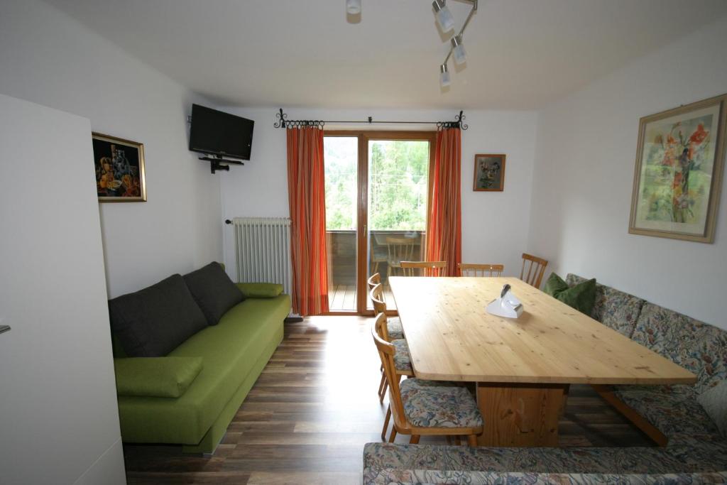 Televízia a/alebo spoločenská miestnosť v ubytovaní Appartement-Reiteralm