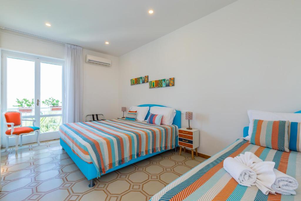une chambre avec deux lits et une fenêtre dans l'établissement Villa Sorrento Flats, à Sorrente 92 autres photos