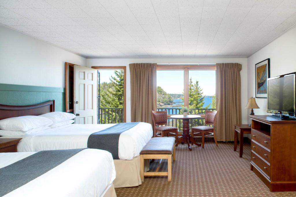 Habitación de hotel con 2 camas y balcón en Ocean Gate Resort, en Southport