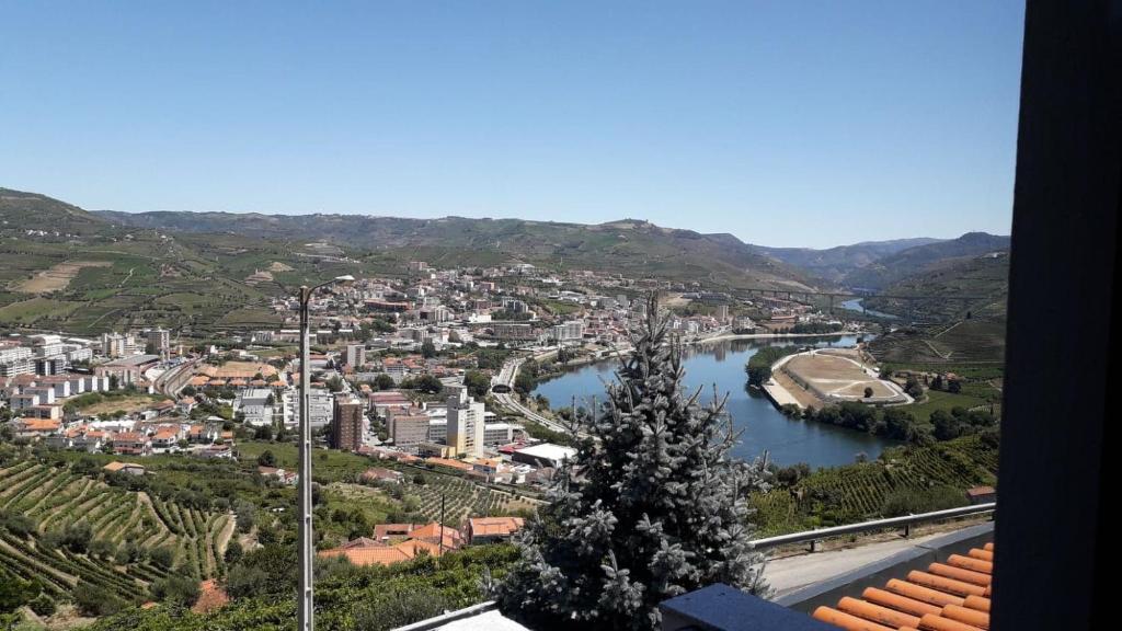 vista su una città con fiume e città di Mito's House & Douro View a Peso da Régua