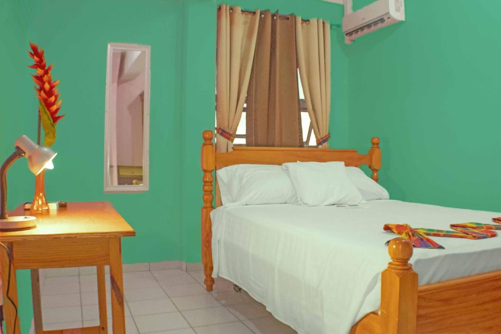 Postel nebo postele na pokoji v ubytování La Flamboyant Hotel