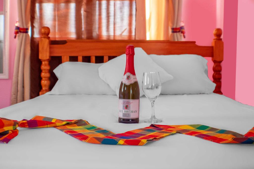Postel nebo postele na pokoji v ubytování La Flamboyant Hotel