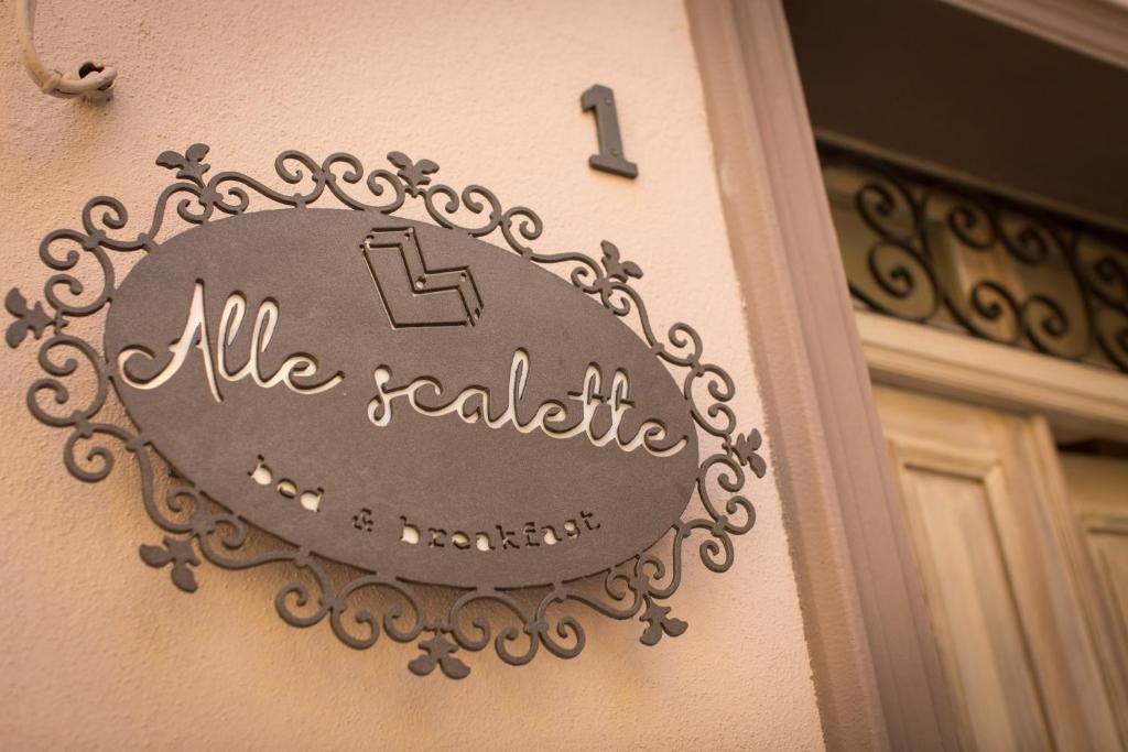 un cartel en una puerta que lee todos los bienes raíces en Alle Scalette B&B, en Lauria Inferiore