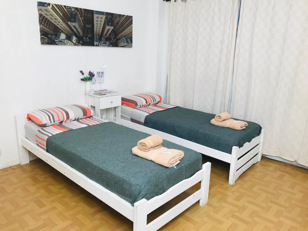1 dormitorio con 2 camas y toallas. en Dodis Studio Recoleta en Buenos Aires