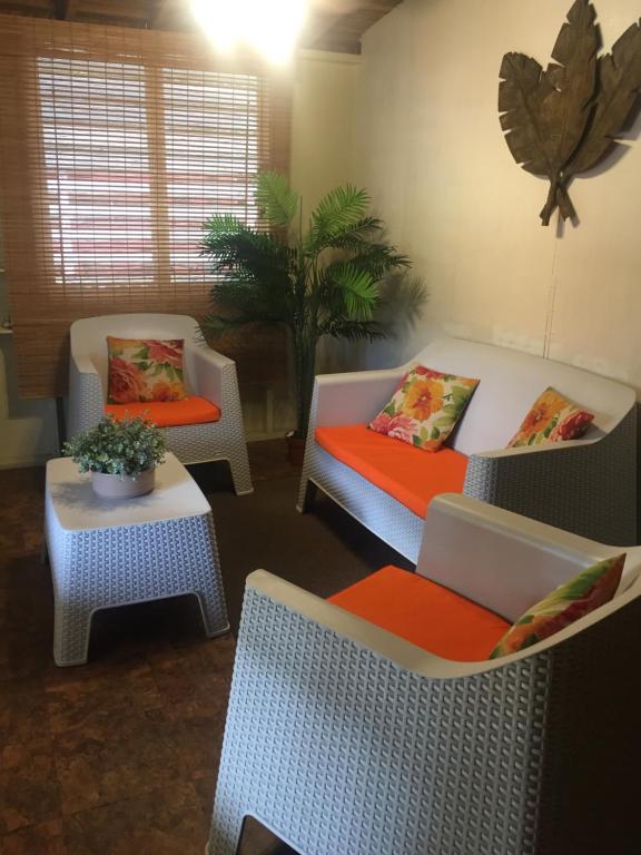 ein Wohnzimmer mit 2 Sofas und einem Tisch in der Unterkunft Naniqui Cottage - Only Adults Relax - Only Parking Golf Car in Culebra