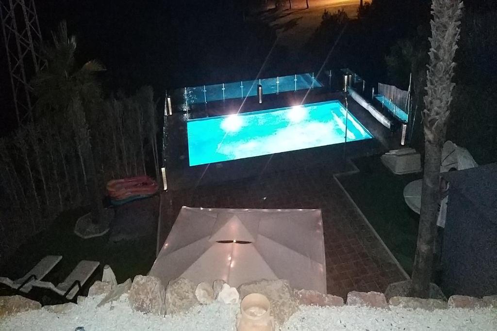 - une vue sur la piscine la nuit dans l'établissement Villa Trevali wonderful views STUNNING PRIVATE POOL heated free oct till may, à Villacosta