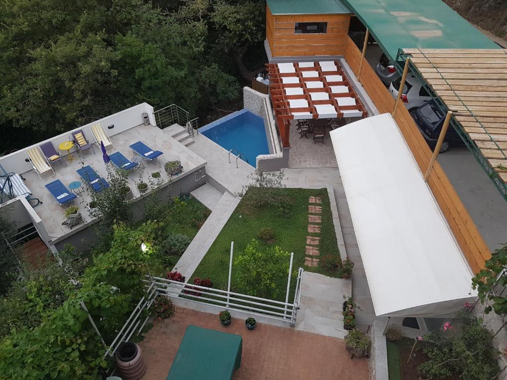 una vista aérea de una casa con piscina en Apartment Panorama, en Kotor